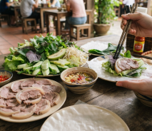 Bò tơ luộc rau sống mắm nêm: cách ăn để thịt, rau và nước chấm hài hòa
